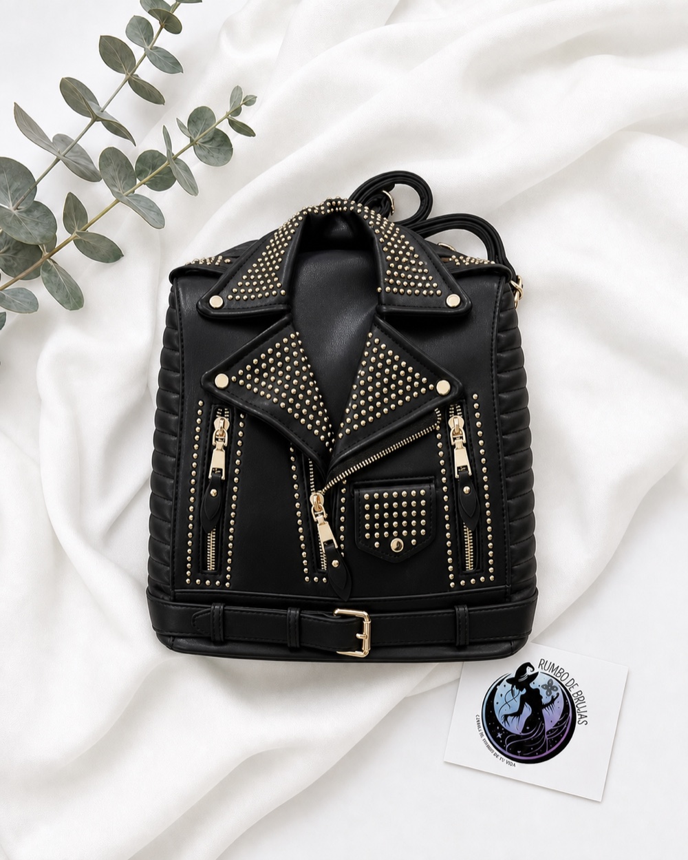 Mochila negra estilo biker con tachuelas — Rumbo de Brujas