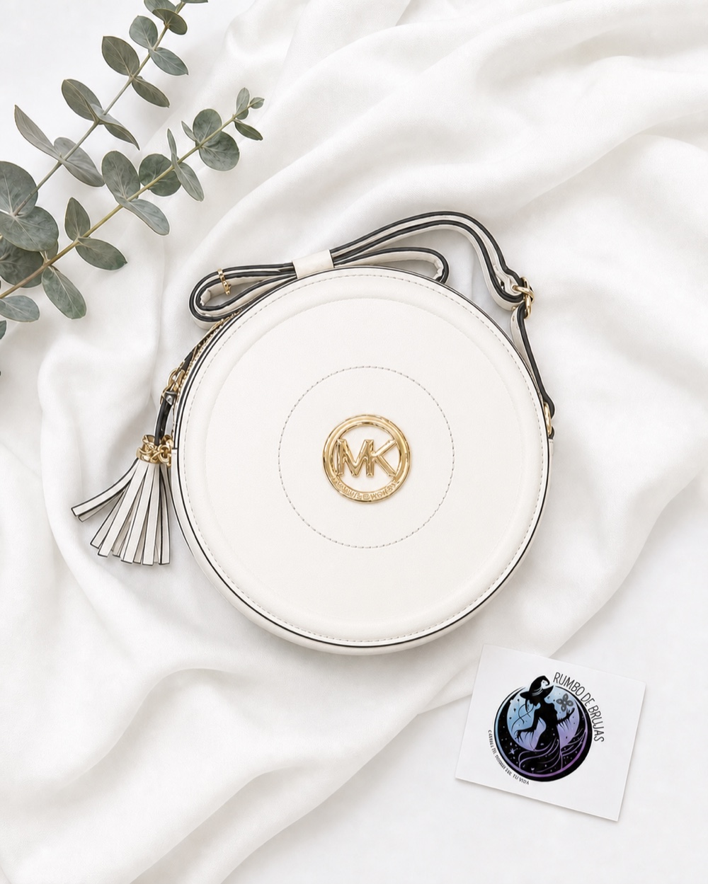 Bolso redondo blanco con emblema dorado — Rumbo de Brujas