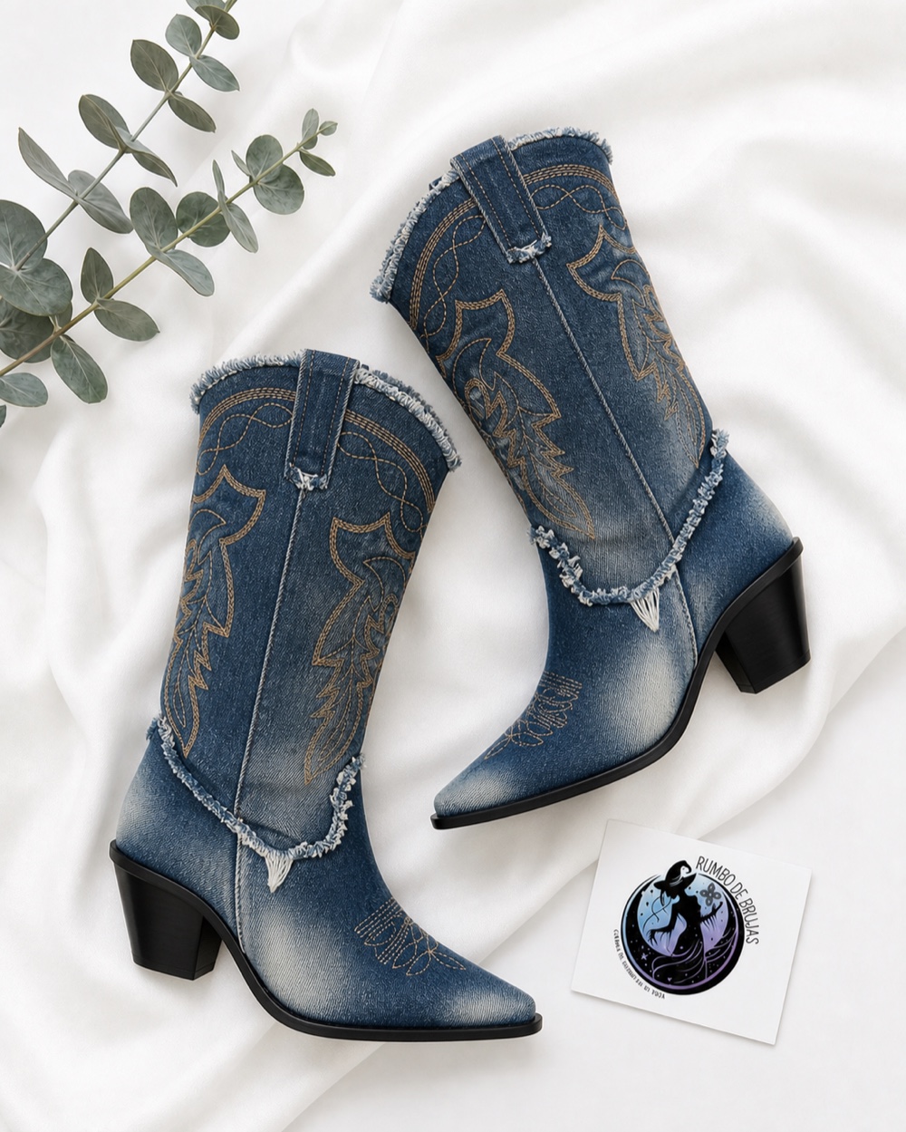 Bota western vaquera azul con bordado — Rumbo de Brujas