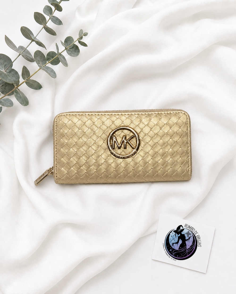 Cartera dorada trenzada con emblema — Rumbo de Brujas