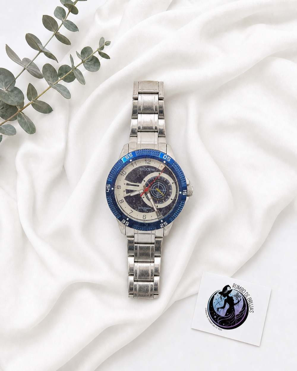 Reloj azul y plateado con pulsera — Rumbo de Brujas