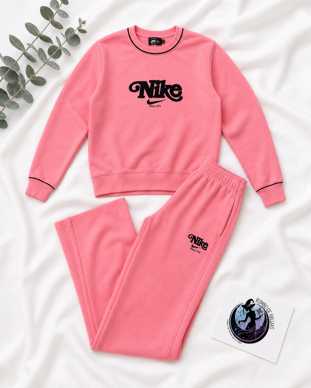 Conjunto deportivo rosa con logotipo Nike — Rumbo de Brujas