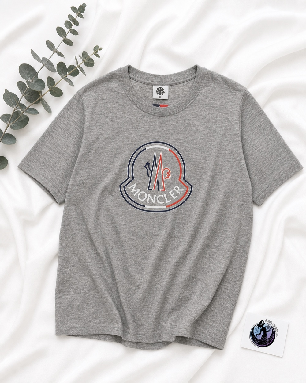 Camiseta gris con logotipo Moncler — Rumbo de Brujas