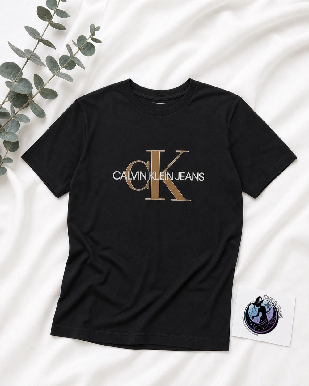 Camiseta negra con logotipo Calvin Klein Jeans — Rumbo de Brujas