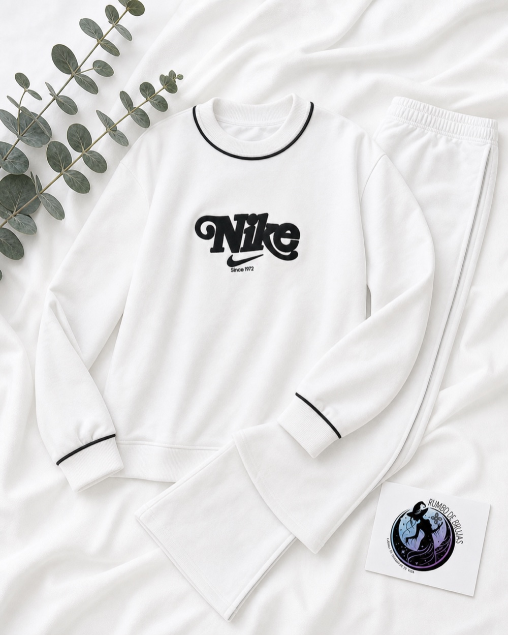 Conjunto deportivo blanco con logotipo Nike — Rumbo de Brujas