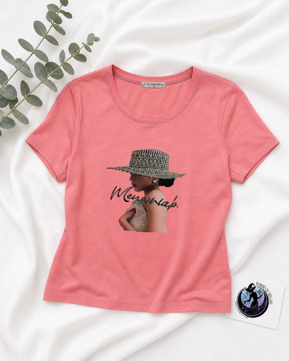 Camiseta rosa con ilustración «Mademoiselle» — Rumbo de Brujas