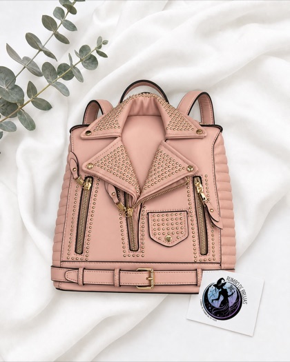 Mochila rosa estilo biker con tachuelas — Rumbo de Brujas