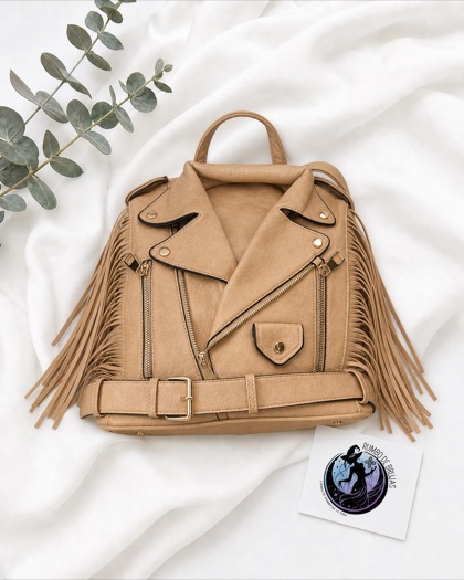 Mochila beige estilo biker con flecos — Rumbo de Brujas