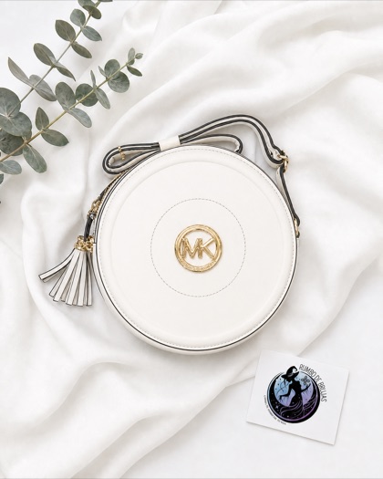 Bolso redondo blanco con emblema dorado — Rumbo de Brujas