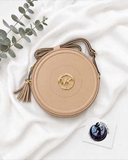 Bolso redondo beige con emblema dorado — Rumbo de Brujas
