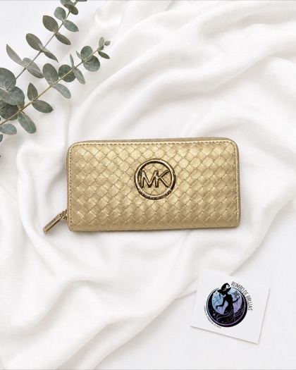 Cartera dorada trenzada con emblema — Rumbo de Brujas
