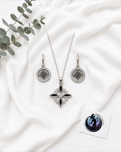 Conjunto plateado con motivo ornamental — Rumbo de Brujas