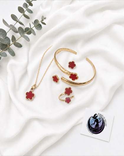 Conjunto dorado luna y trébol rojo — Rumbo de Brujas