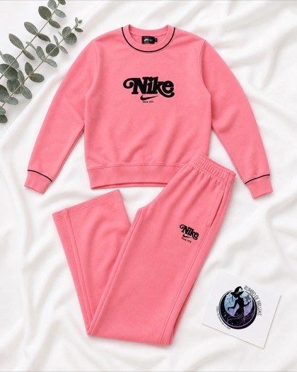 Conjunto deportivo rosa con logotipo Nike — Rumbo de Brujas