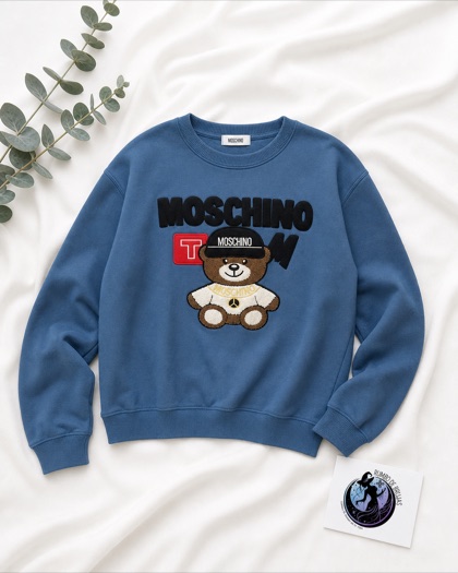 Sudadera azul con oso y logotipo Moschino — Rumbo de Brujas