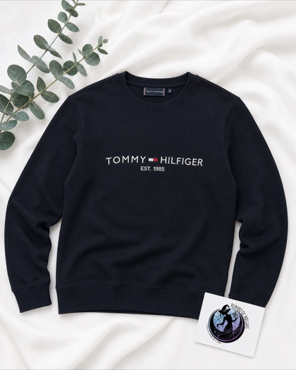 Jersey azul marino con logotipo Tommy Hilfiger — Rumbo de Brujas