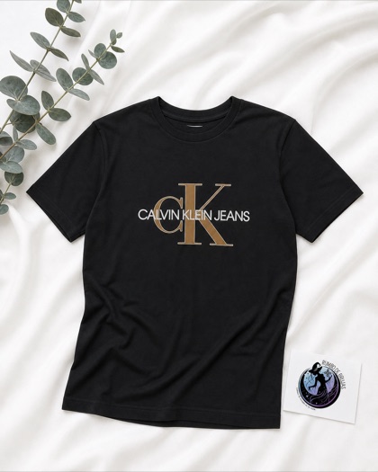 Camiseta negra con logotipo Calvin Klein Jeans — Rumbo de Brujas