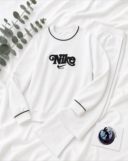 Conjunto deportivo blanco con logotipo Nike — Rumbo de Brujas