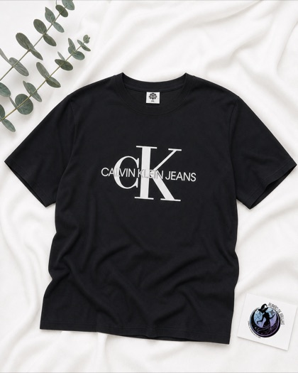 Camiseta negra con logotipo Calvin Klein Jeans — Rumbo de Brujas