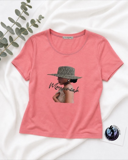 Camiseta rosa con ilustración «Mademoiselle» — Rumbo de Brujas